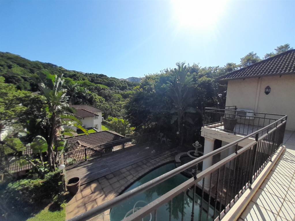 4 Bed House in La Lucia photo number 11