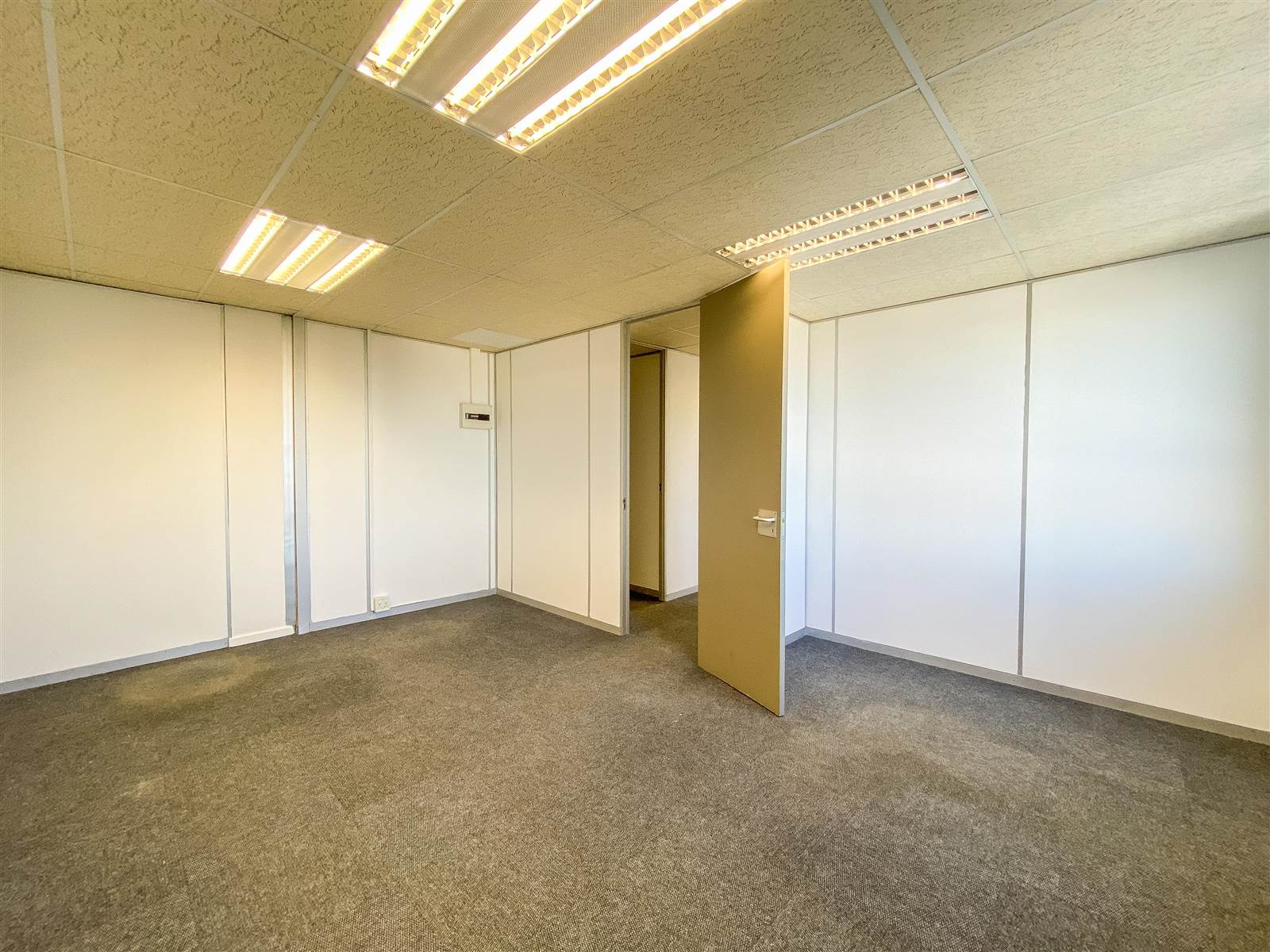 140  m² Commercial space in Tyger Valley photo number 17