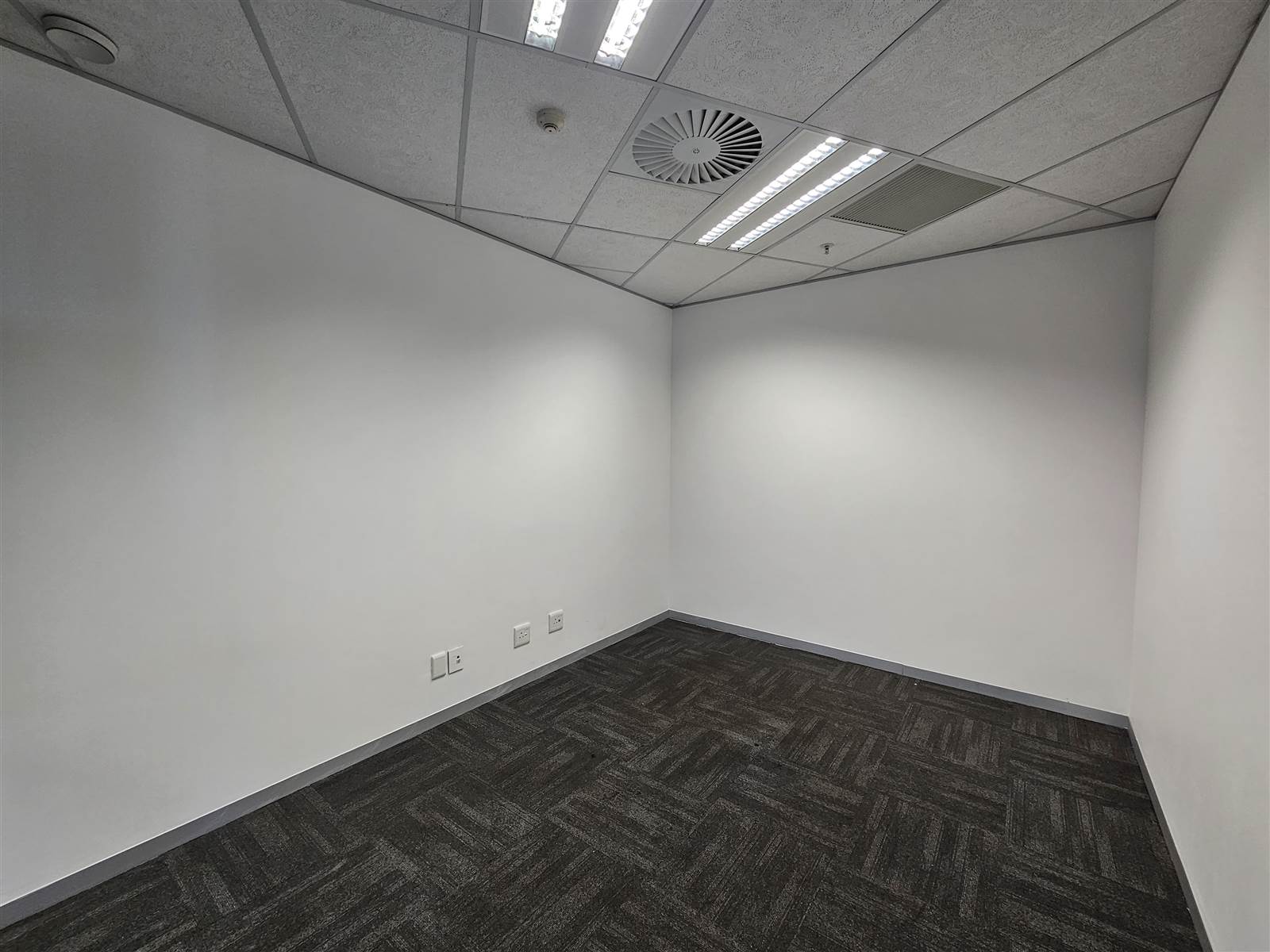 1089.6  m² Commercial space in Menlyn photo number 19