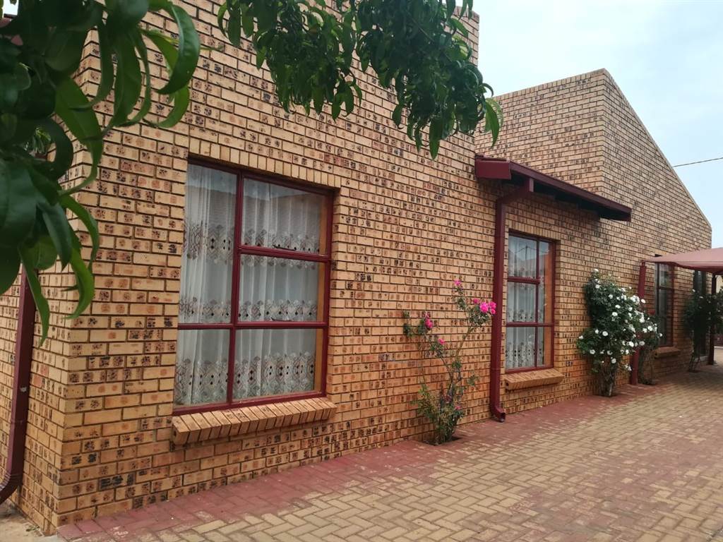 3 Bed House in Middelburg Central photo number 2