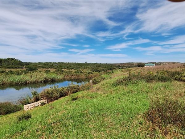585 m² Land available in Stilbaai