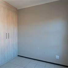 2 Bed Apartment in Wilgeheuwel photo number 13