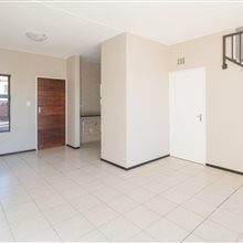2 Bed Apartment in Wilgeheuwel photo number 3