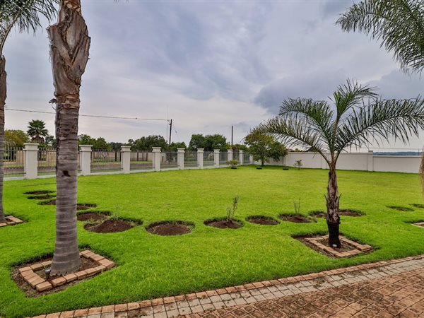 6 Bed House in Grootfontein Estate