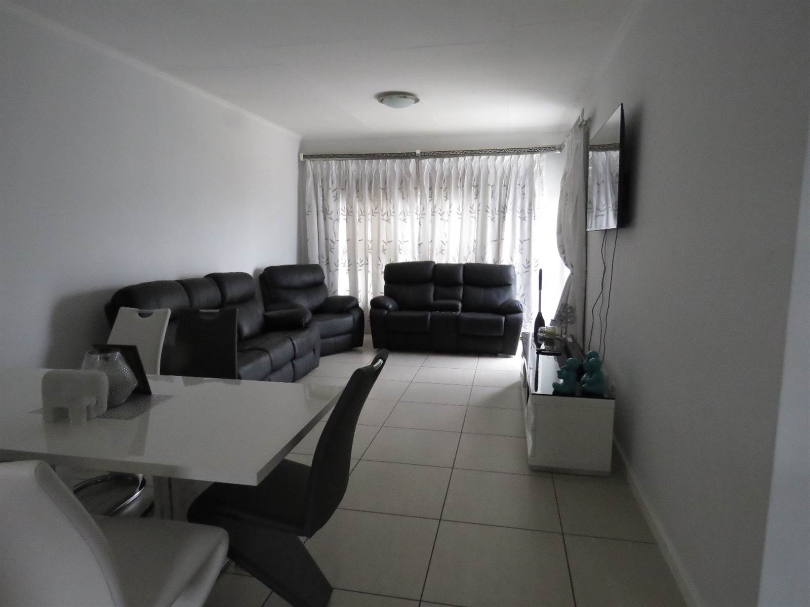 2 Bed Apartment in Greenstone Hill photo number 18