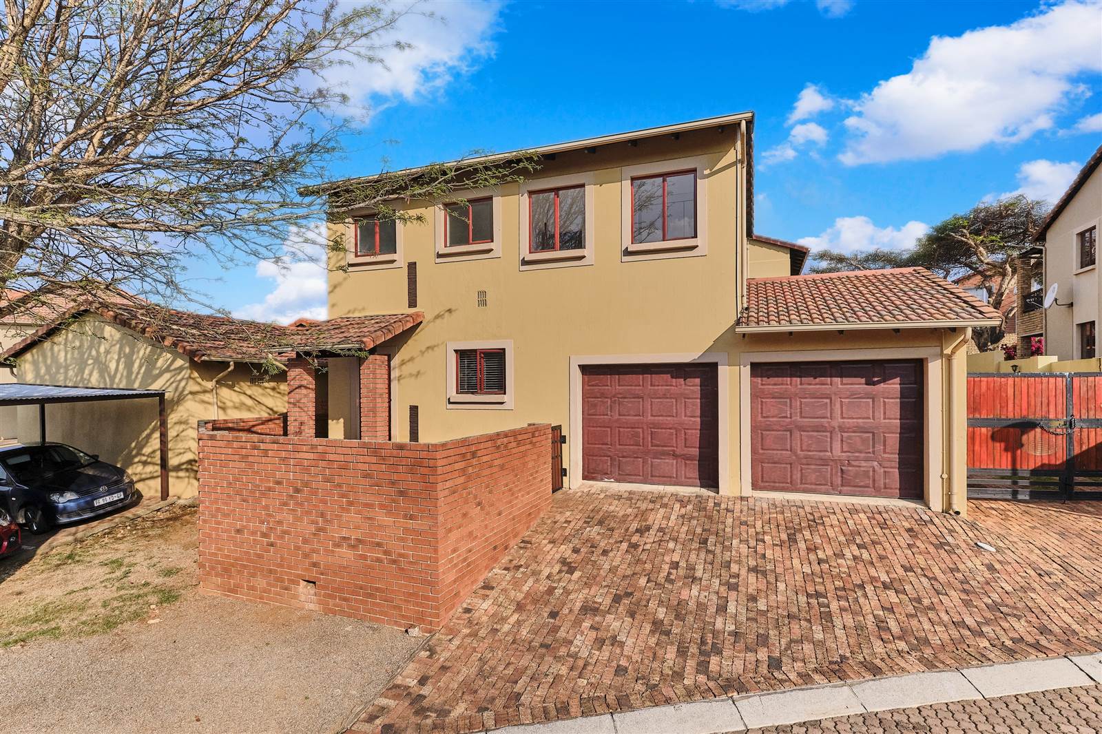 3 Bed Townhouse in Ruimsig photo number 2