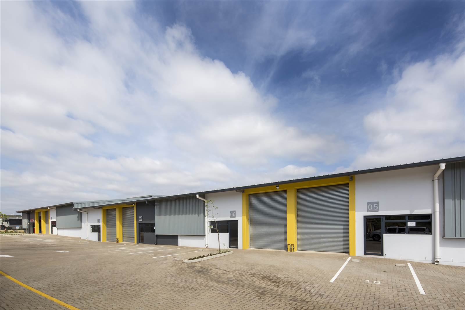 375  m² Industrial space in Cornubia photo number 2