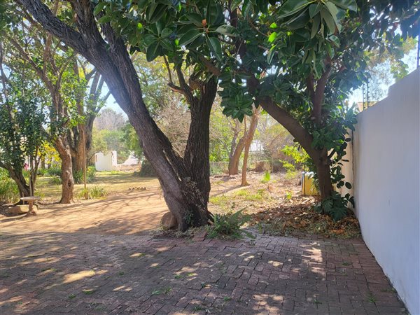 1100 m² Land available in Waterkloof