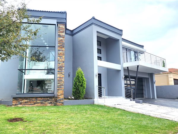 5 Bed House in Blue Hills