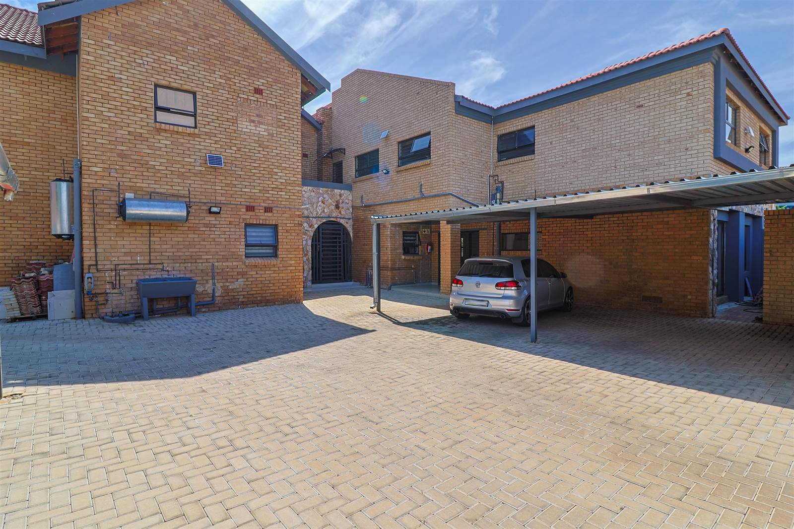 16 Bed House in Lenasia photo number 20