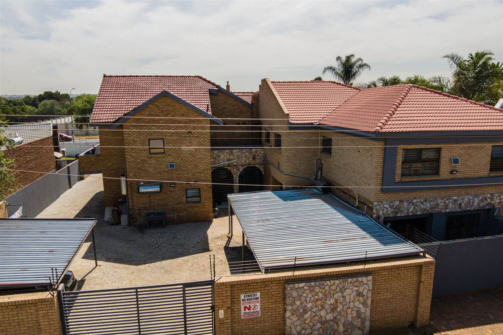 16 Bed House in Lenasia photo number 16