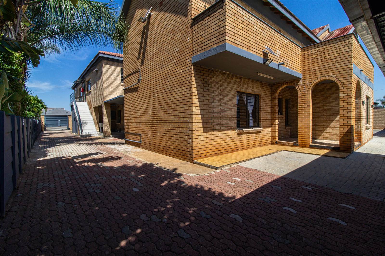 16 Bed House in Lenasia photo number 18