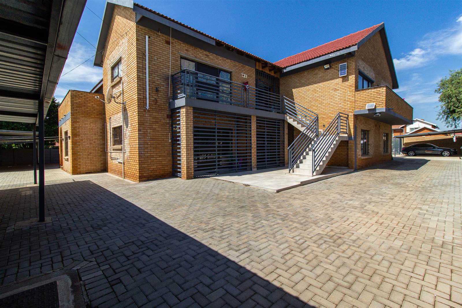 16 Bed House in Lenasia photo number 2