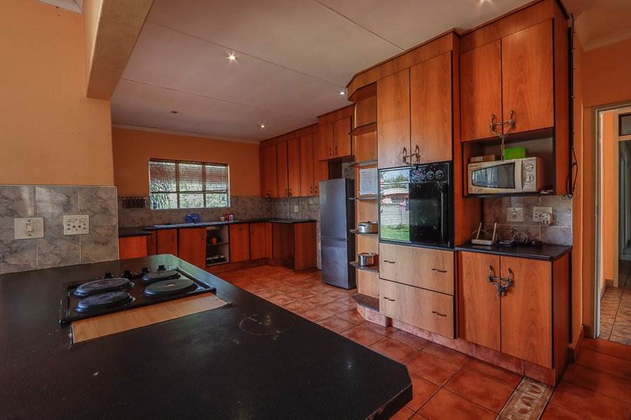6 Bed House in Barry Hertzog Park photo number 8