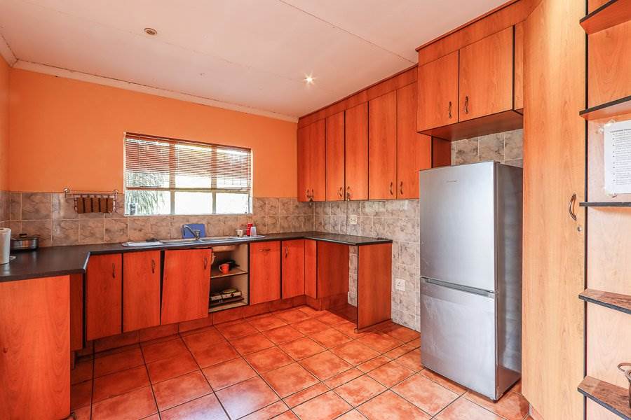 6 Bed House in Barry Hertzog Park photo number 10