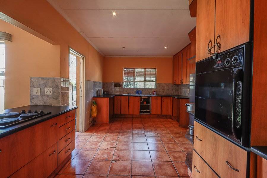 6 Bed House in Barry Hertzog Park photo number 9