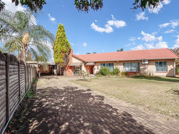 6 Bed House in Barry Hertzog Park