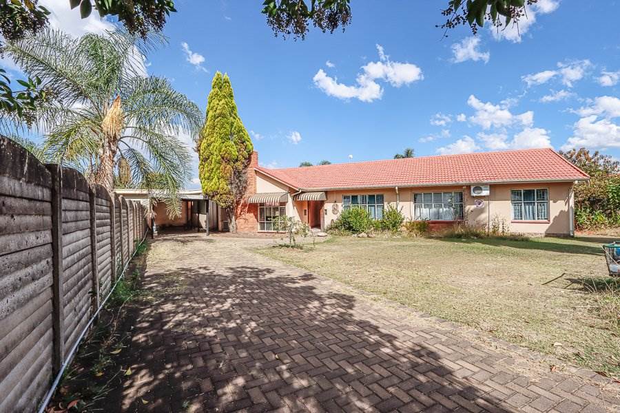 6 Bed House in Barry Hertzog Park photo number 1