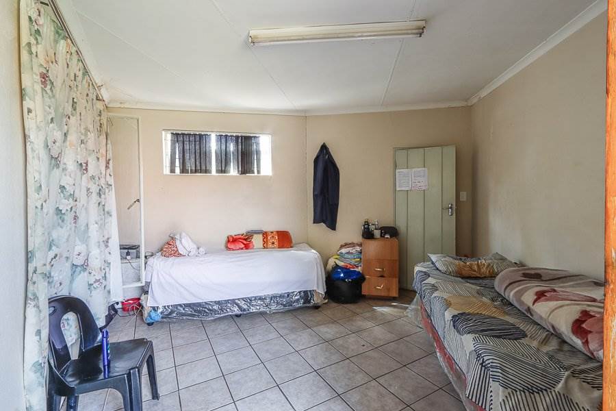 6 Bed House in Barry Hertzog Park photo number 23