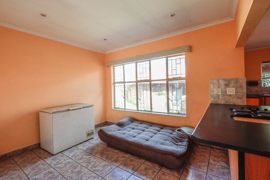 6 Bed House in Barry Hertzog Park photo number 7
