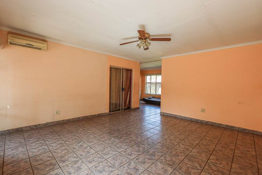 6 Bed House in Barry Hertzog Park photo number 4