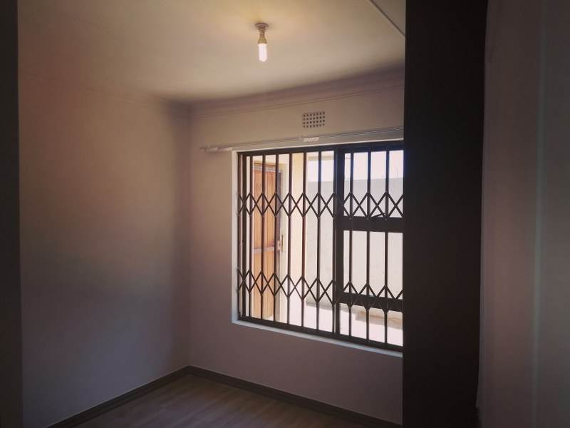 3 Bed House in Kwanonqaba photo number 12