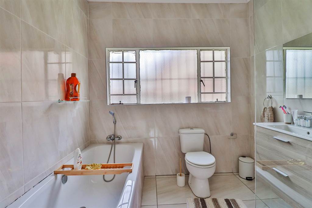 4 Bed House in Kempton Park Ext 3 photo number 17