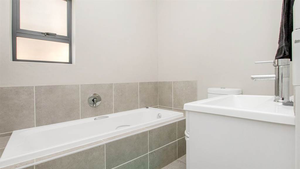 2 Bed Townhouse in Whiteridge photo number 10