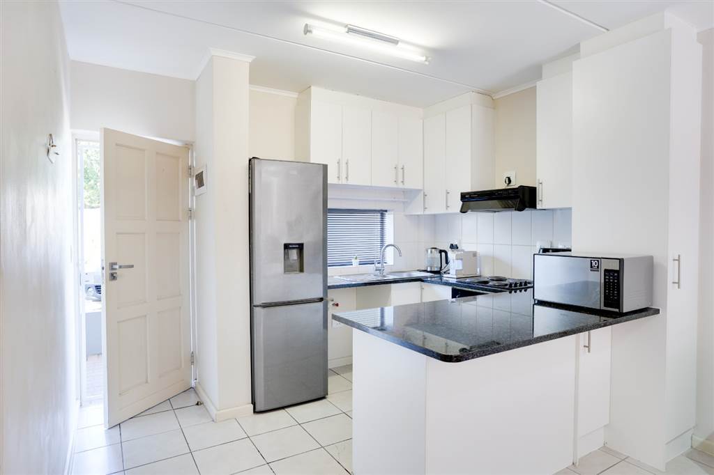 2 Bed Flat in Durbanville Central photo number 3