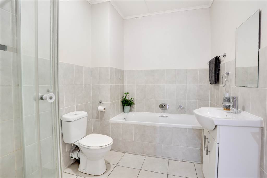 2 Bed Flat in Durbanville Central photo number 6