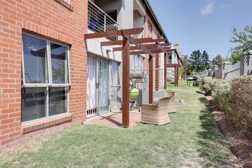 2 Bed Flat in Durbanville Central photo number 1