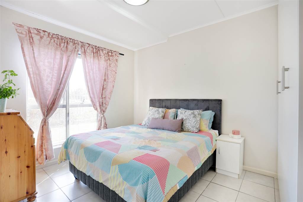 2 Bed Flat in Durbanville Central photo number 5