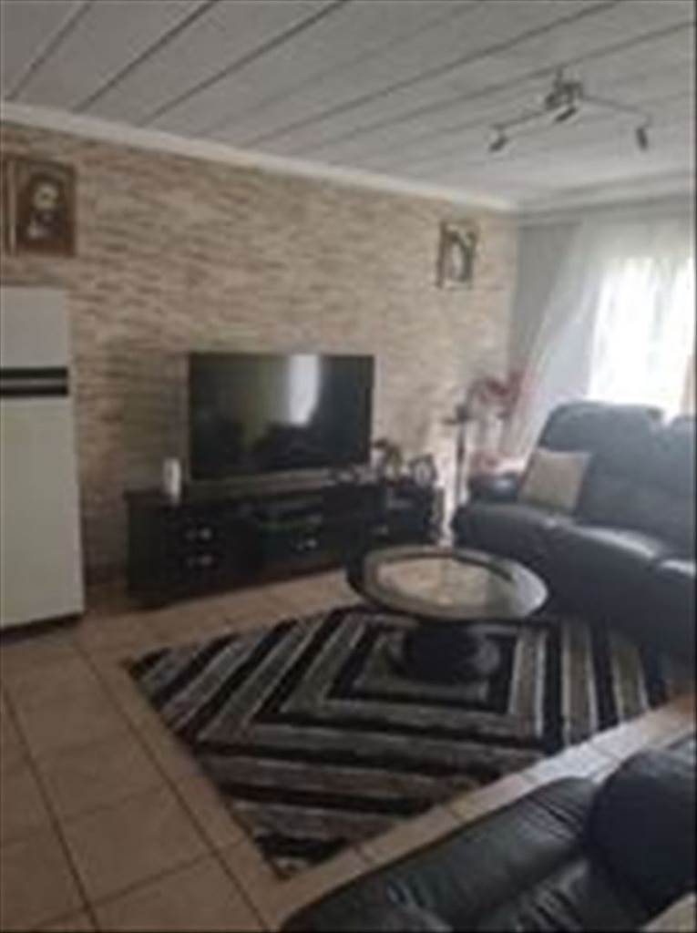 3 Bed Townhouse in Boksburg Central photo number 3
