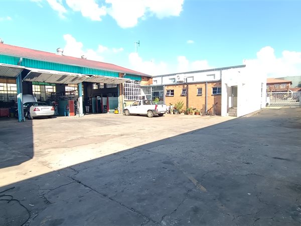 838  m² Commercial space