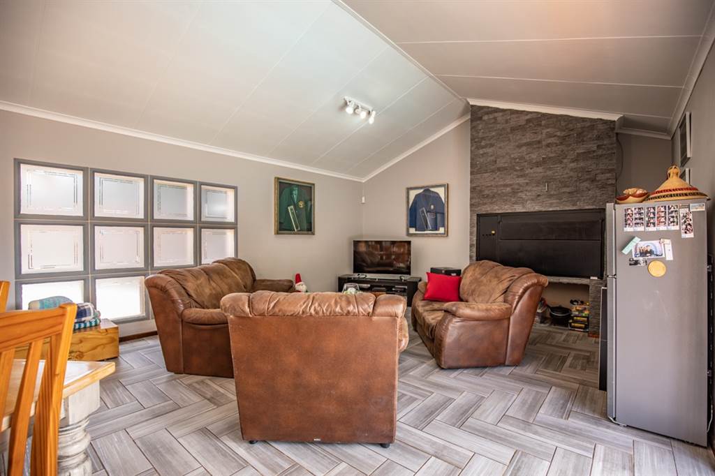 6 Bed House in Garsfontein photo number 6