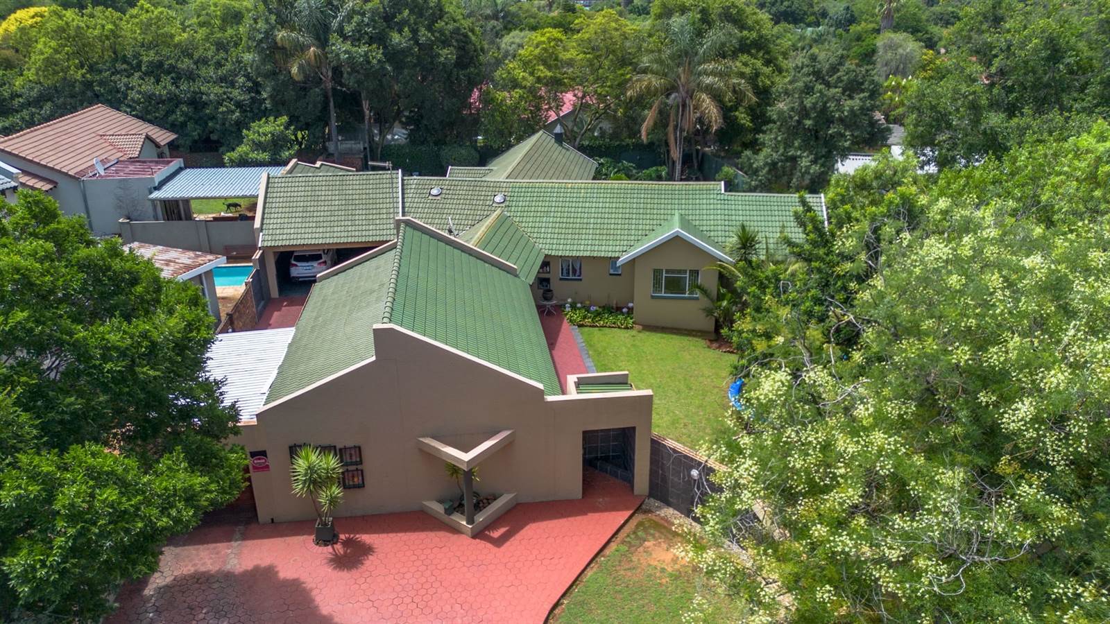 6 Bed House in Garsfontein photo number 3