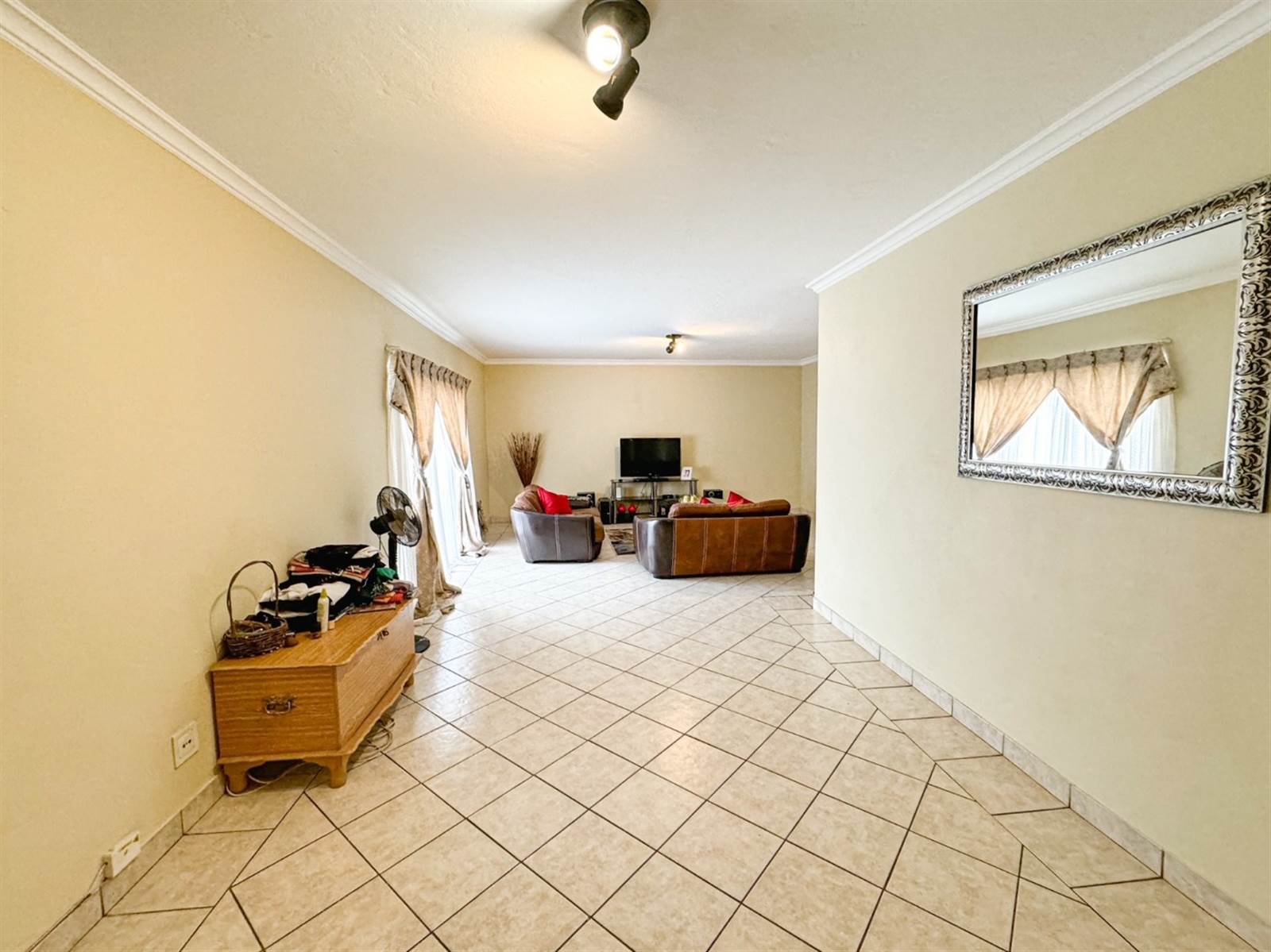 2 Bed Apartment in Rooihuiskraal photo number 7