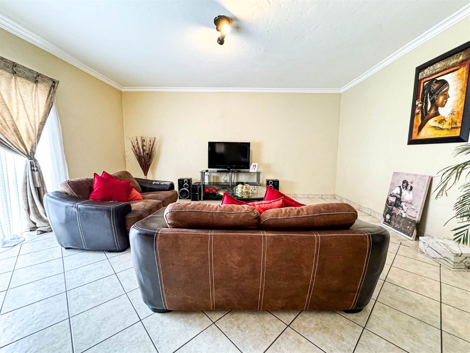 2 Bed Apartment in Rooihuiskraal photo number 9