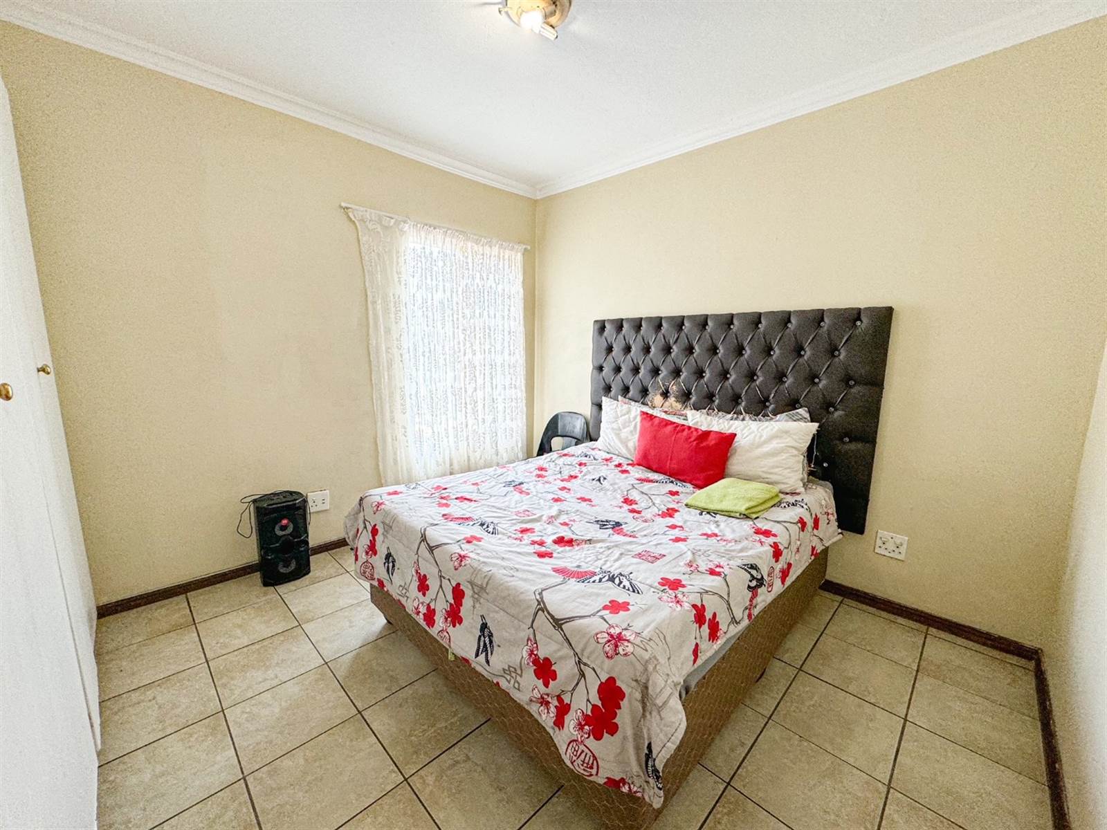2 Bed Apartment in Rooihuiskraal photo number 14
