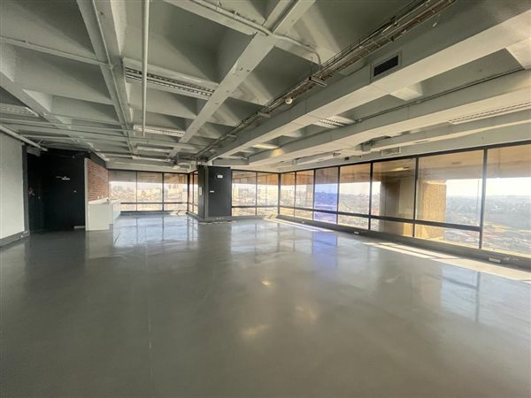 835  m² Commercial space