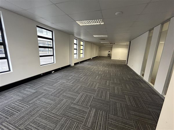 215  m² Office Space in Halfway House