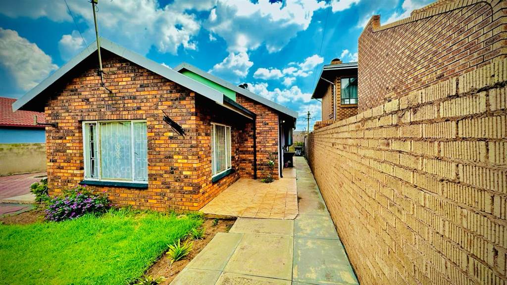 3 Bed House in Dobsonville photo number 23
