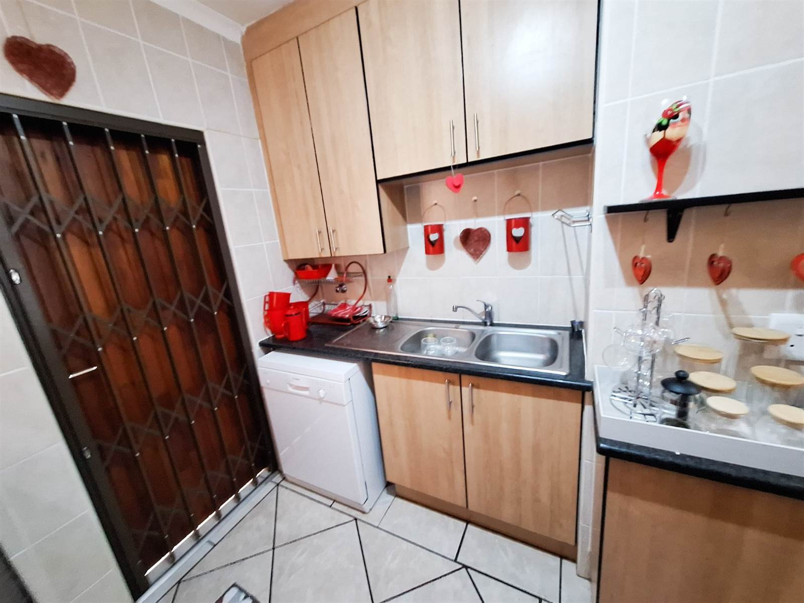 2 Bed Townhouse in Chancliff Ridge photo number 7