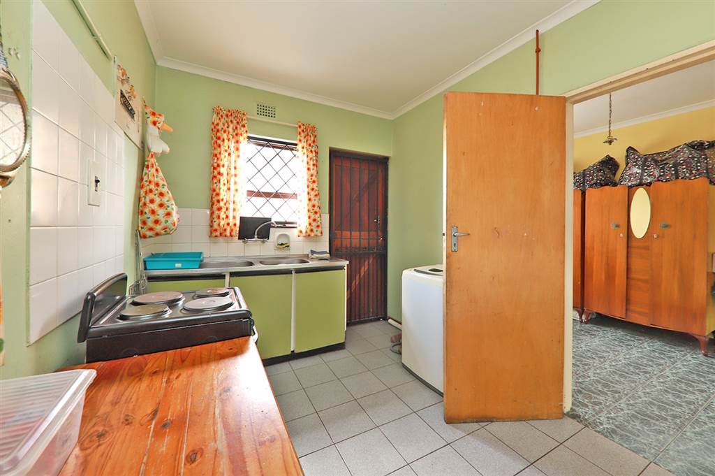 3 Bed House in Grassy Park photo number 10