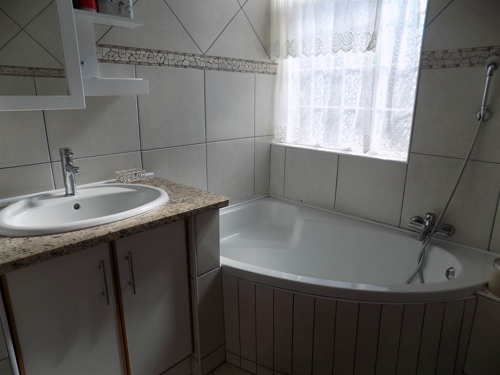 2 Bed Apartment in Uvongo photo number 11