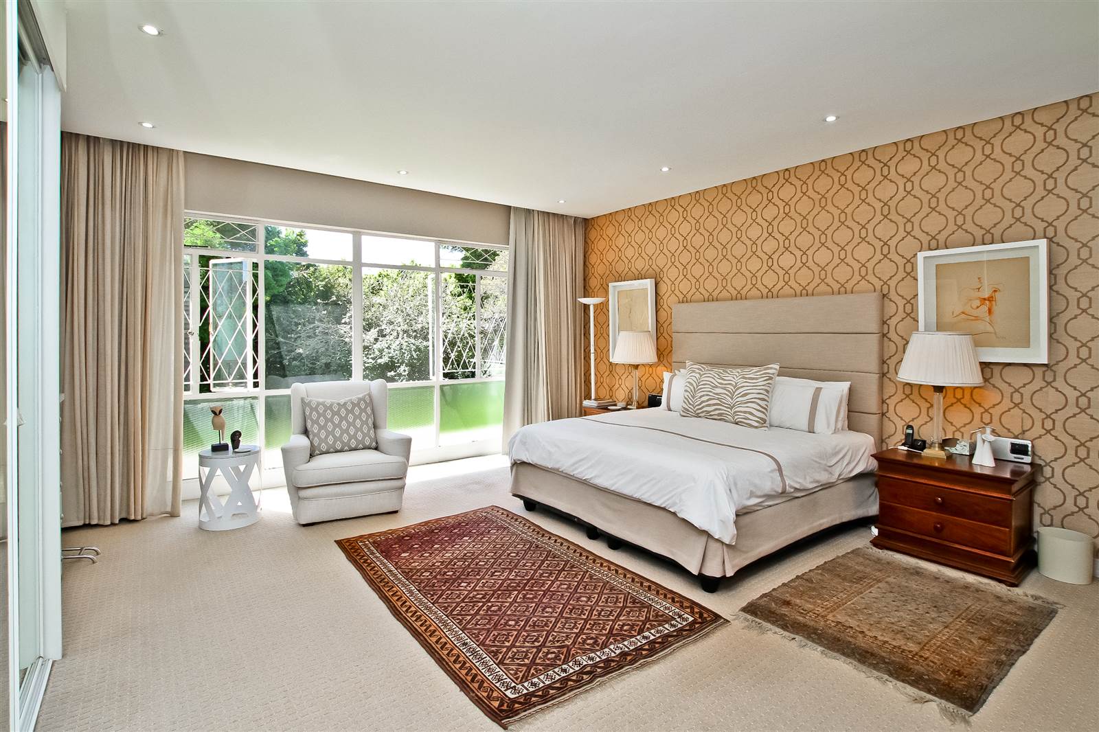 3 Bed Apartment in Hyde Park photo number 12