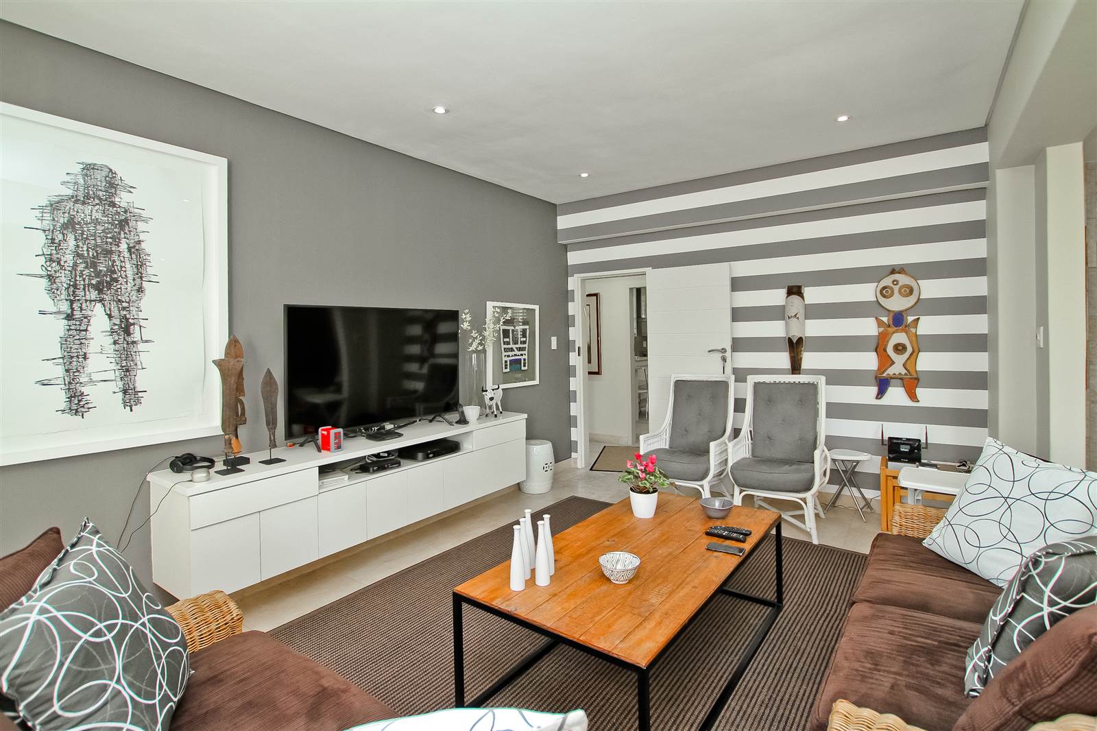 3 Bed Apartment in Hyde Park photo number 22
