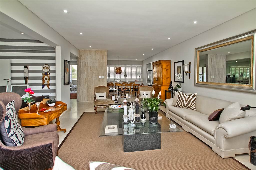 3 Bed Apartment in Hyde Park photo number 21