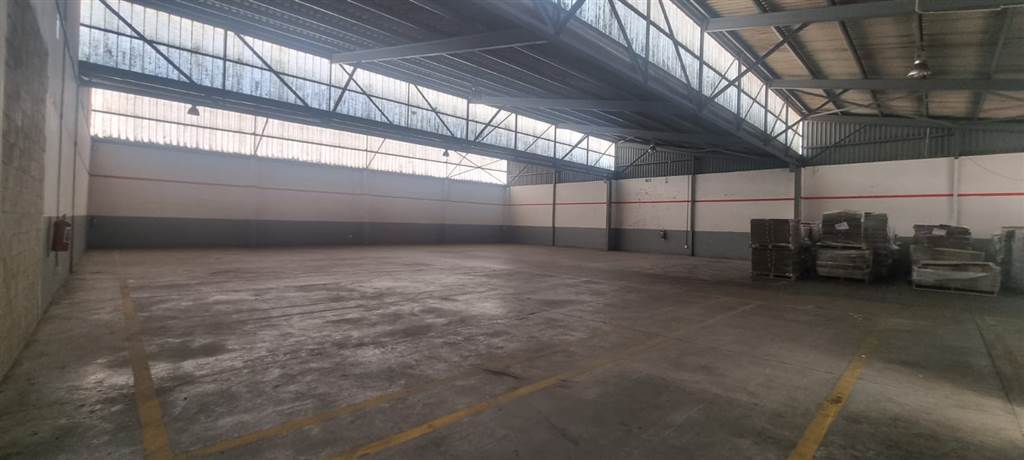 3075  m² Industrial space in Airport Industria photo number 2