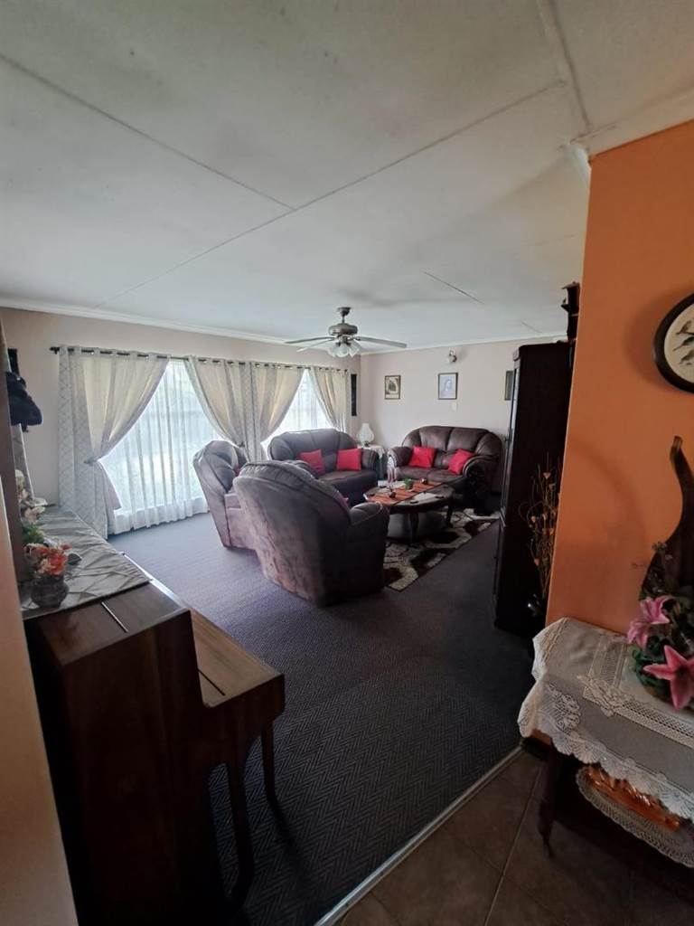 3 Bed House in Secunda Central photo number 6